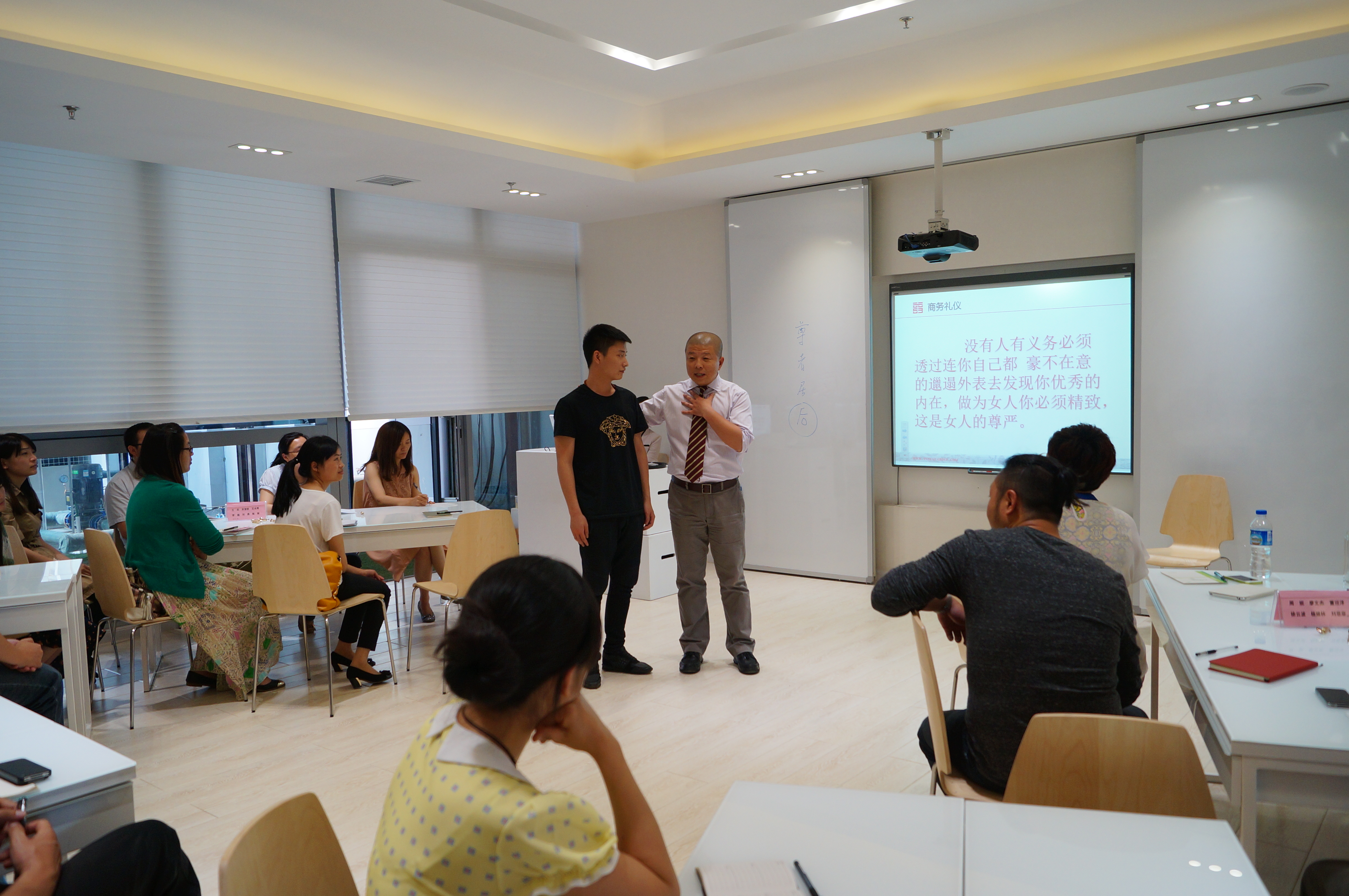 云药集团商务礼仪培训12 CFqBZd