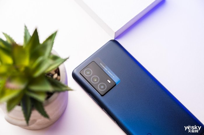 5G续航神机 iQOO Z5评测:满血性能的旗舰级体验 5G续航神机 iQOO Z5评测:满血性能的旗舰级体验