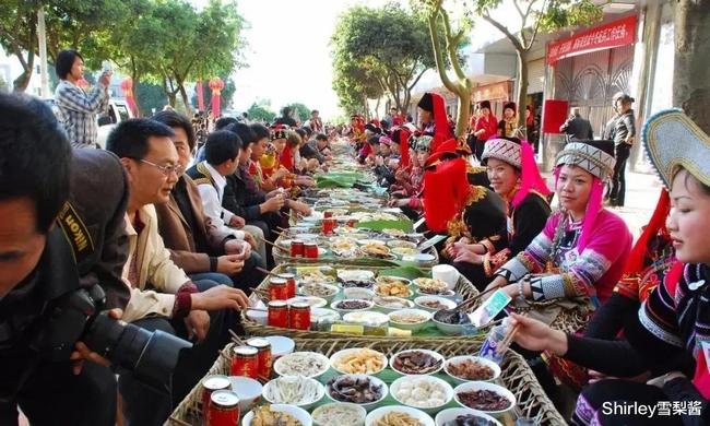 云南有座建在山顶的县城,两侧都是悬崖如同飘在云端,与世隔绝至今不通高速与铁路 云南有座建在山顶的县城,两侧都是悬崖如同飘在云端,与世隔绝至今不通高速与铁路