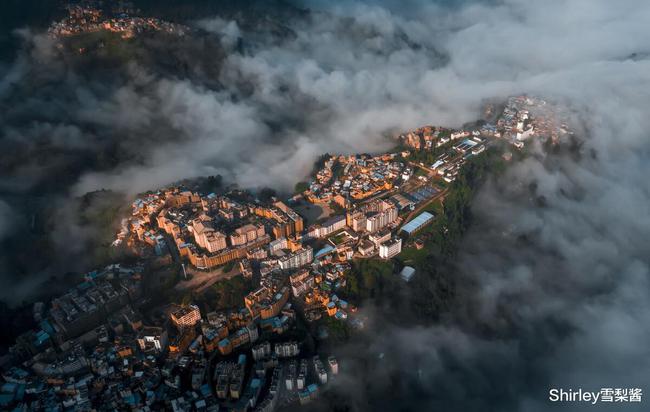 云南有座建在山顶的县城,两侧都是悬崖如同飘在云端,与世隔绝至今不通高速与铁路 云南有座建在山顶的县城,两侧都是悬崖如同飘在云端,与世隔绝至今不通高速与铁路