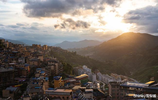 云南有座建在山顶的县城,两侧都是悬崖如同飘在云端,与世隔绝至今不通高速与铁路 云南有座建在山顶的县城,两侧都是悬崖如同飘在云端,与世隔绝至今不通高速与铁路