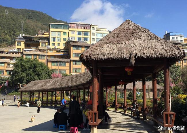 云南有座建在山顶的县城,两侧都是悬崖如同飘在云端,与世隔绝至今不通高速与铁路 云南有座建在山顶的县城,两侧都是悬崖如同飘在云端,与世隔绝至今不通高速与铁路
