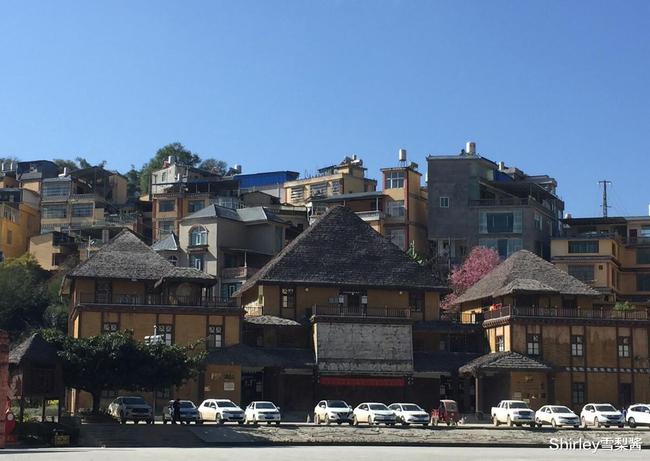 云南有座建在山顶的县城,两侧都是悬崖如同飘在云端,与世隔绝至今不通高速与铁路 云南有座建在山顶的县城,两侧都是悬崖如同飘在云端,与世隔绝至今不通高速与铁路