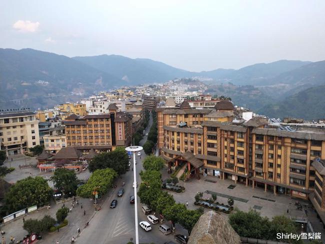 云南有座建在山顶的县城,两侧都是悬崖如同飘在云端,与世隔绝至今不通高速与铁路 云南有座建在山顶的县城,两侧都是悬崖如同飘在云端,与世隔绝至今不通高速与铁路