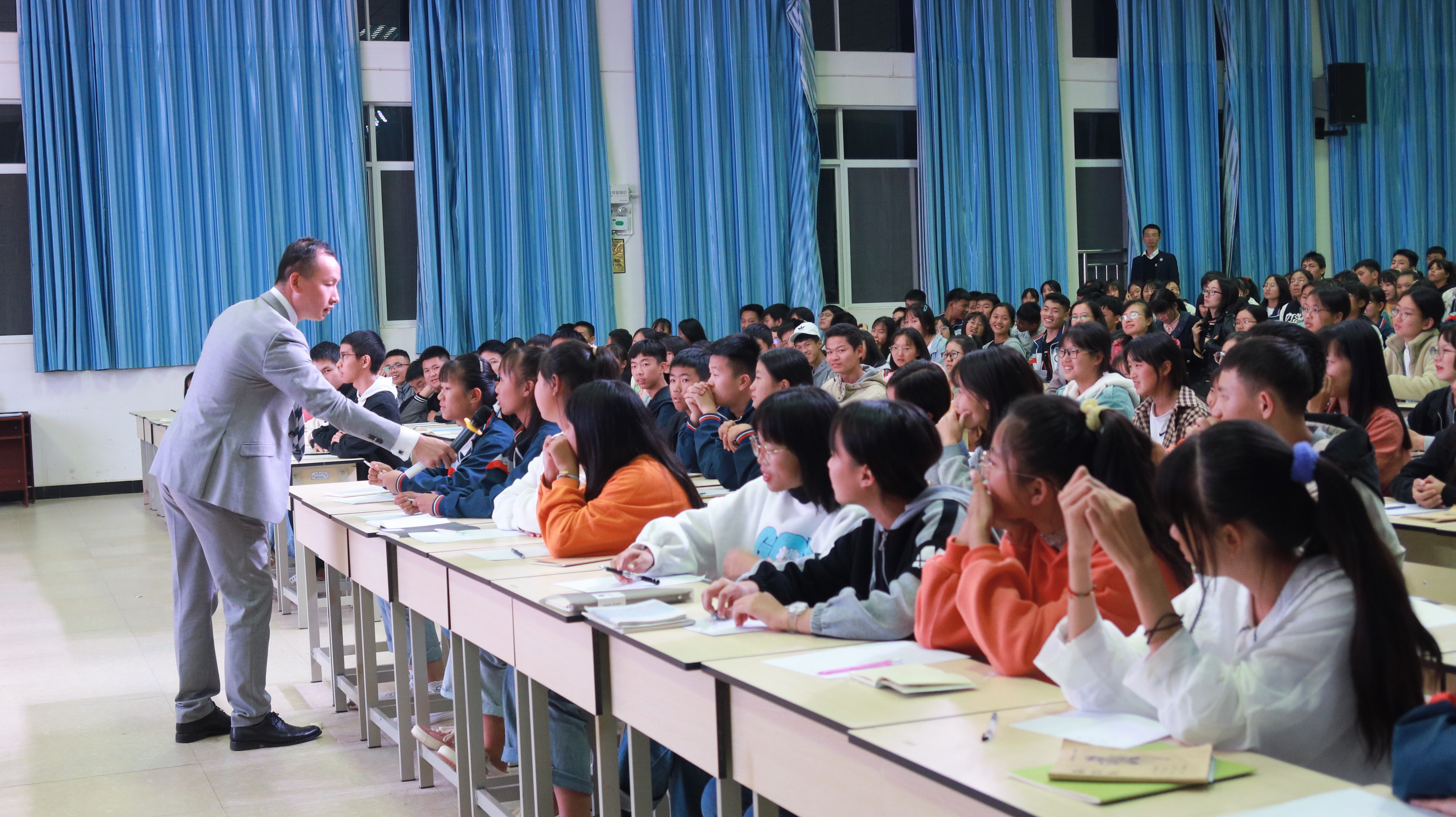 石屏高级中学“脑科学之打造超能大脑”报告会12 WyO4nh