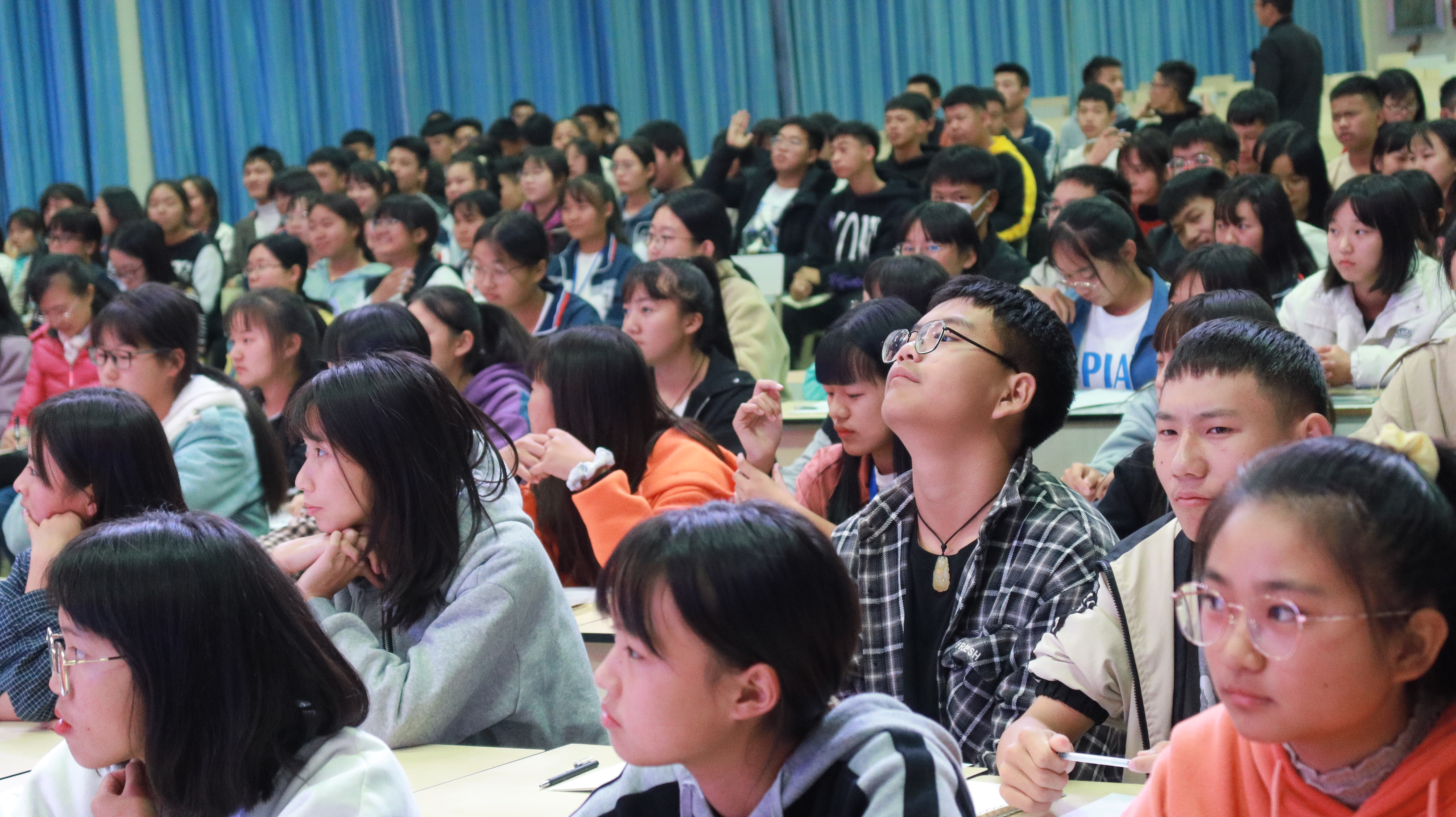 石屏高级中学“脑科学之打造超能大脑”报告会2 XXTQgq