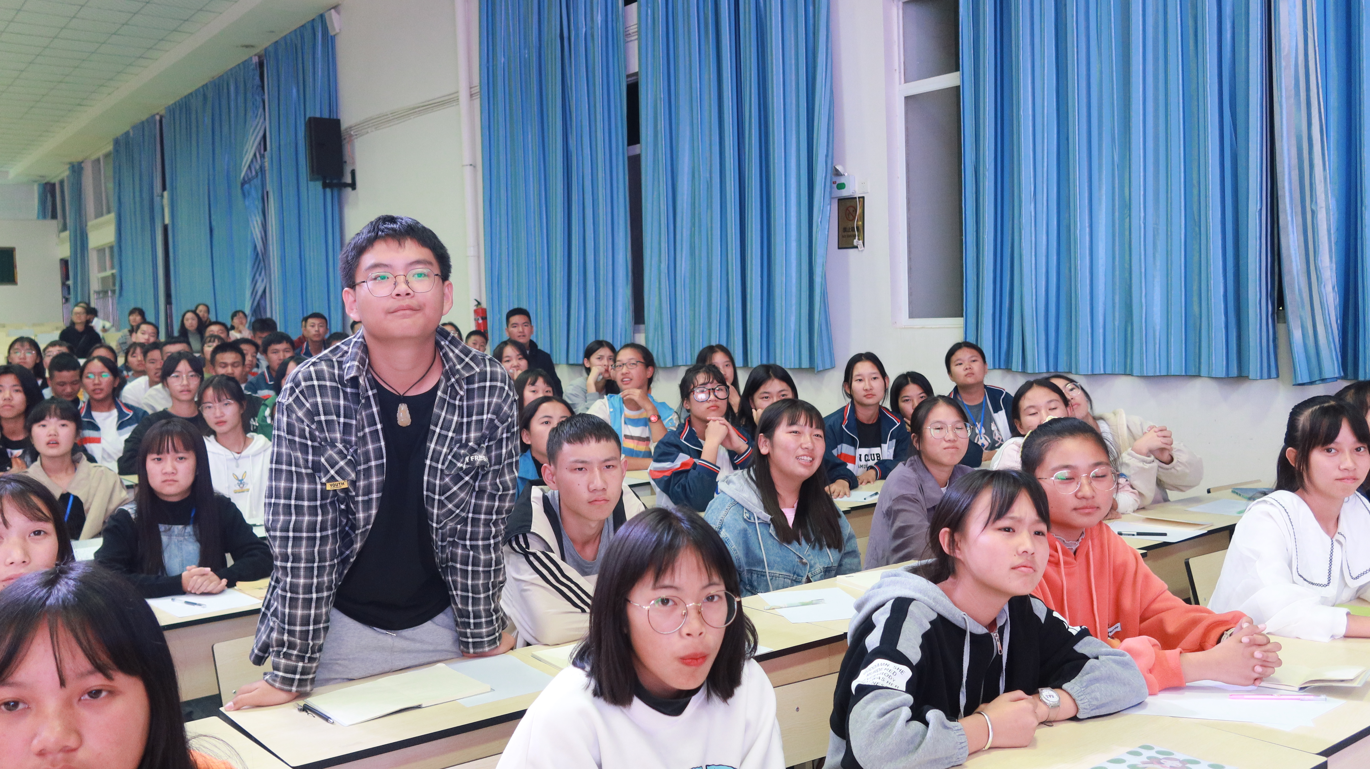 石屏高级中学“脑科学之打造超能大脑”报告会3 Rhs7QO