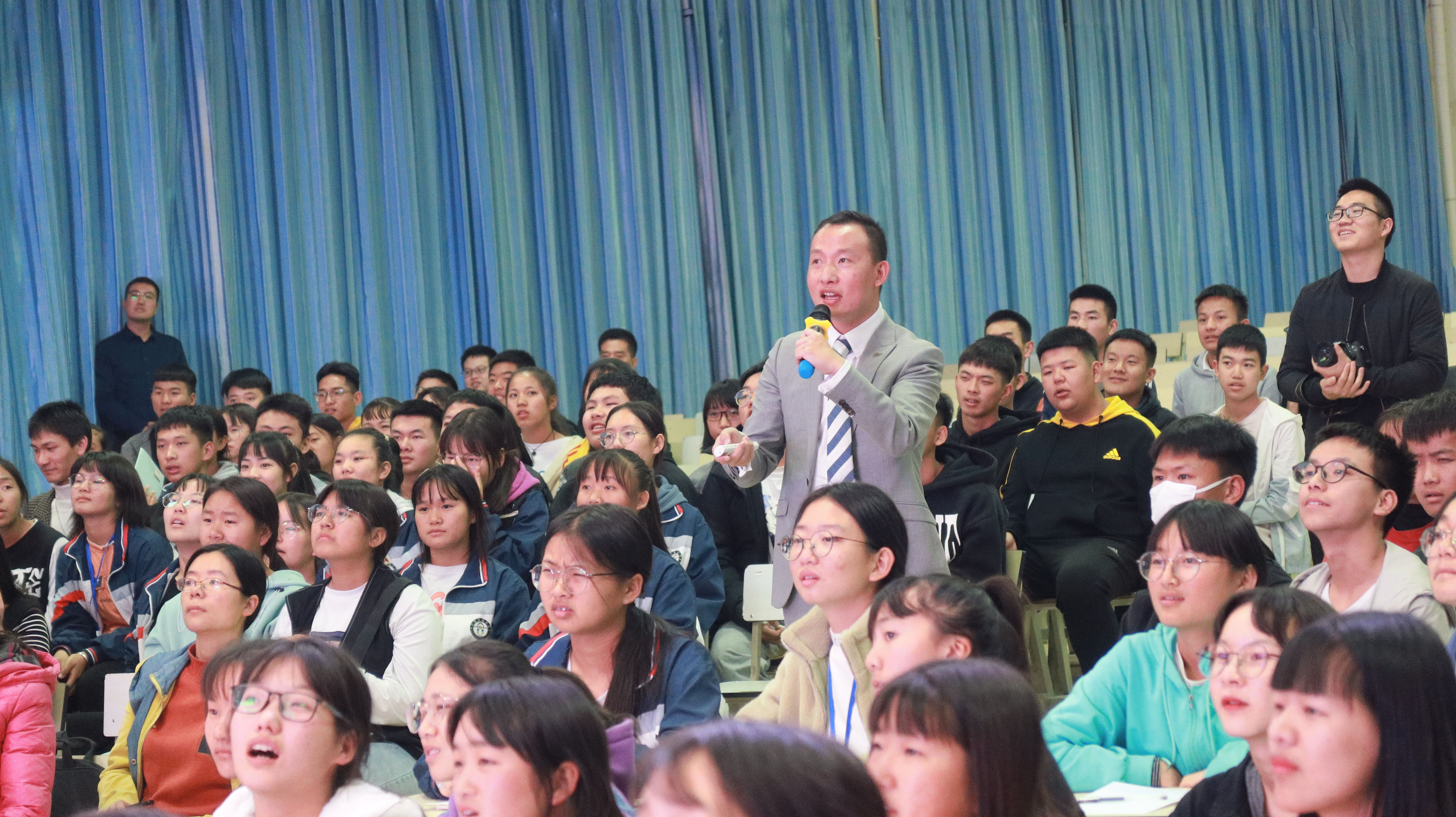 石屏高级中学“脑科学之打造超能大脑”报告会4 7PstBT