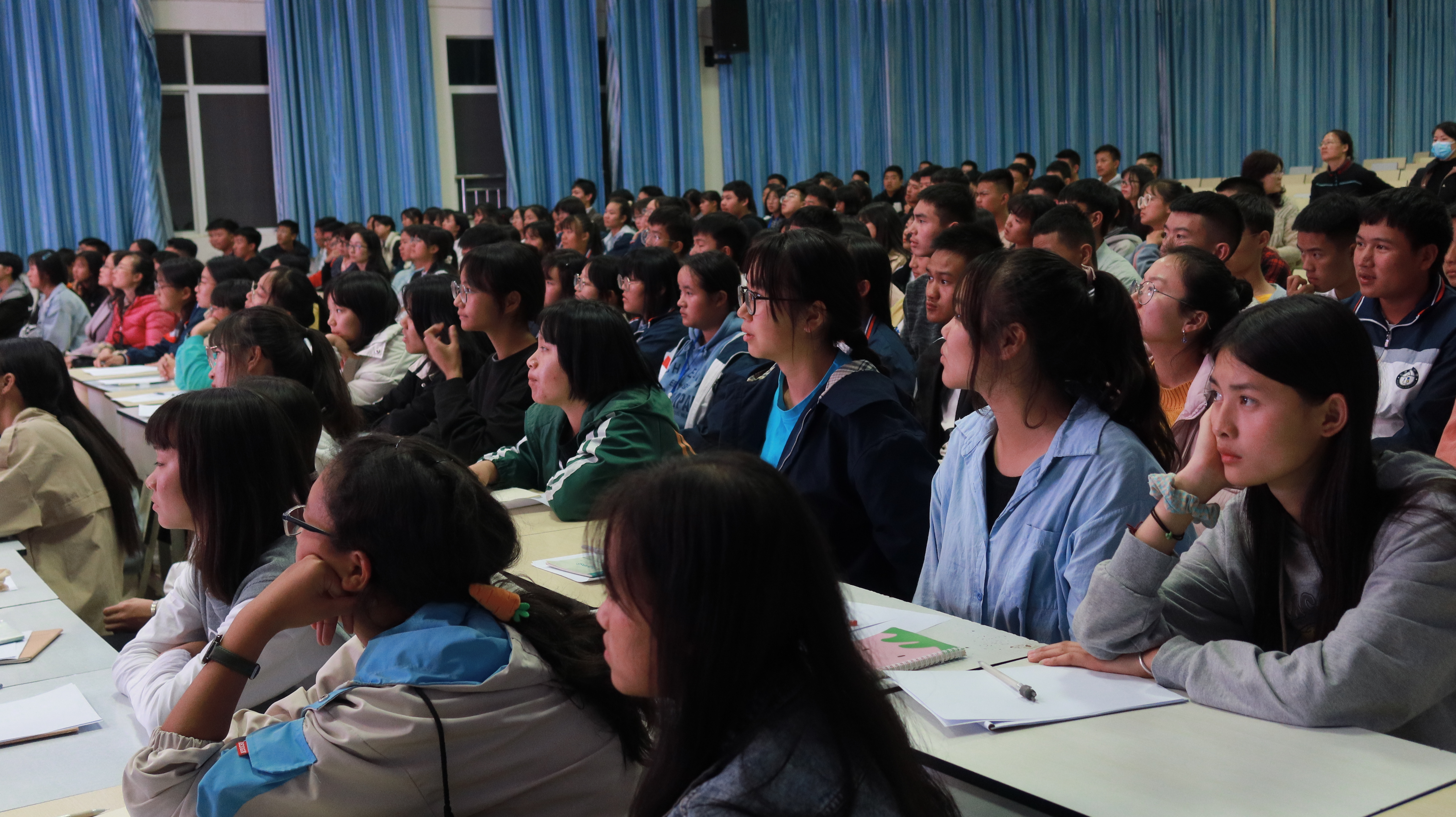 石屏高级中学“脑科学之打造超能大脑”报告会9 9ZFnDM